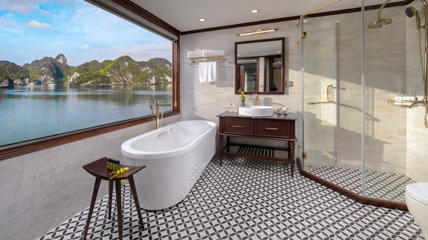 Heritage Cruise Binh Chuan: Huge and Modern Bathroom