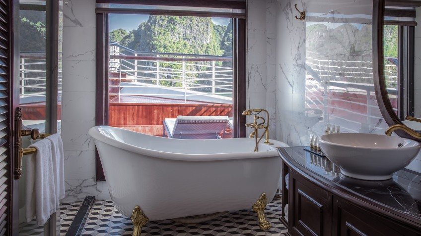 Ambassador Cruise: Bright bathroom