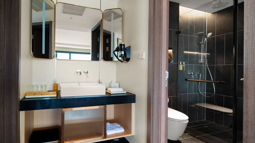 Grand Pioneers (Essence Grand) Cruise: Bathroom in the Executive Suite