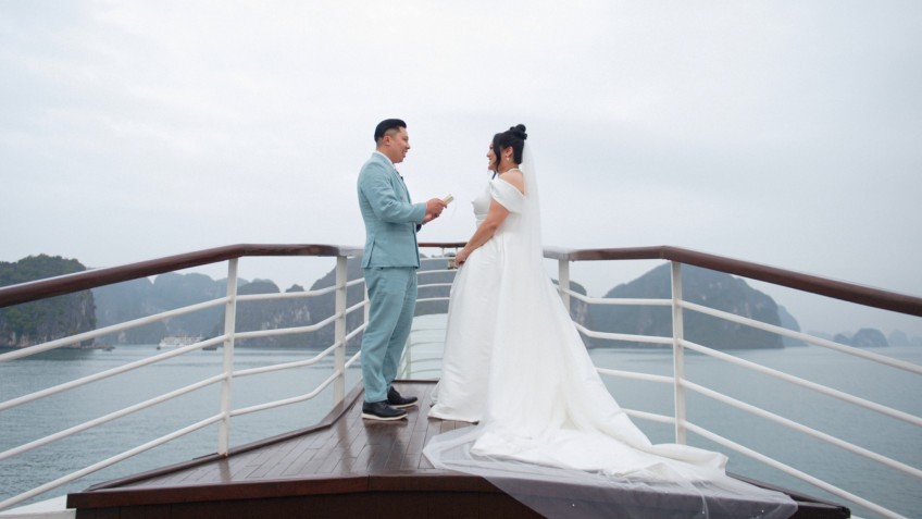 Ambassador Cruise: The unique glass bridge