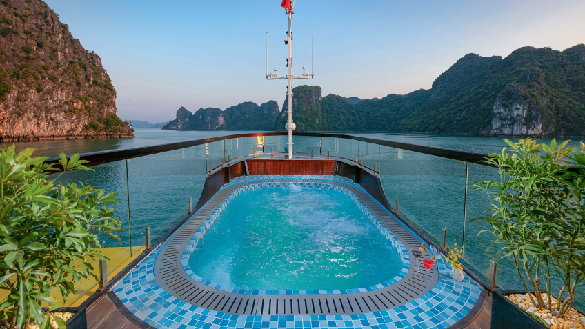 Nostalgia Cruise: Relaxing 4-Season Pool