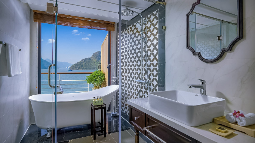Capella Cruise: Posh amenities inside bathroom