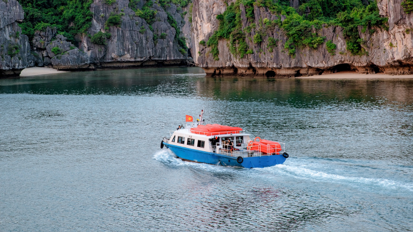 Mon Cheri Cruise: Tender Transfer Overnight Itinerary